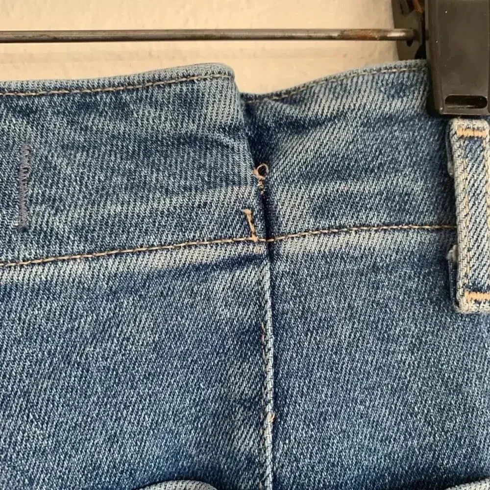 HOLLISTER Ultra High-Rise
Mom Jeans Vintage Stretch Size
3 Reg Raw Hem Ankle - Picture 6 of 11